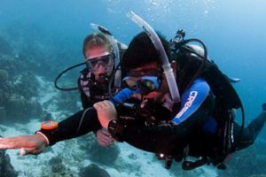 Underwater navigator course Málaga diver using compass